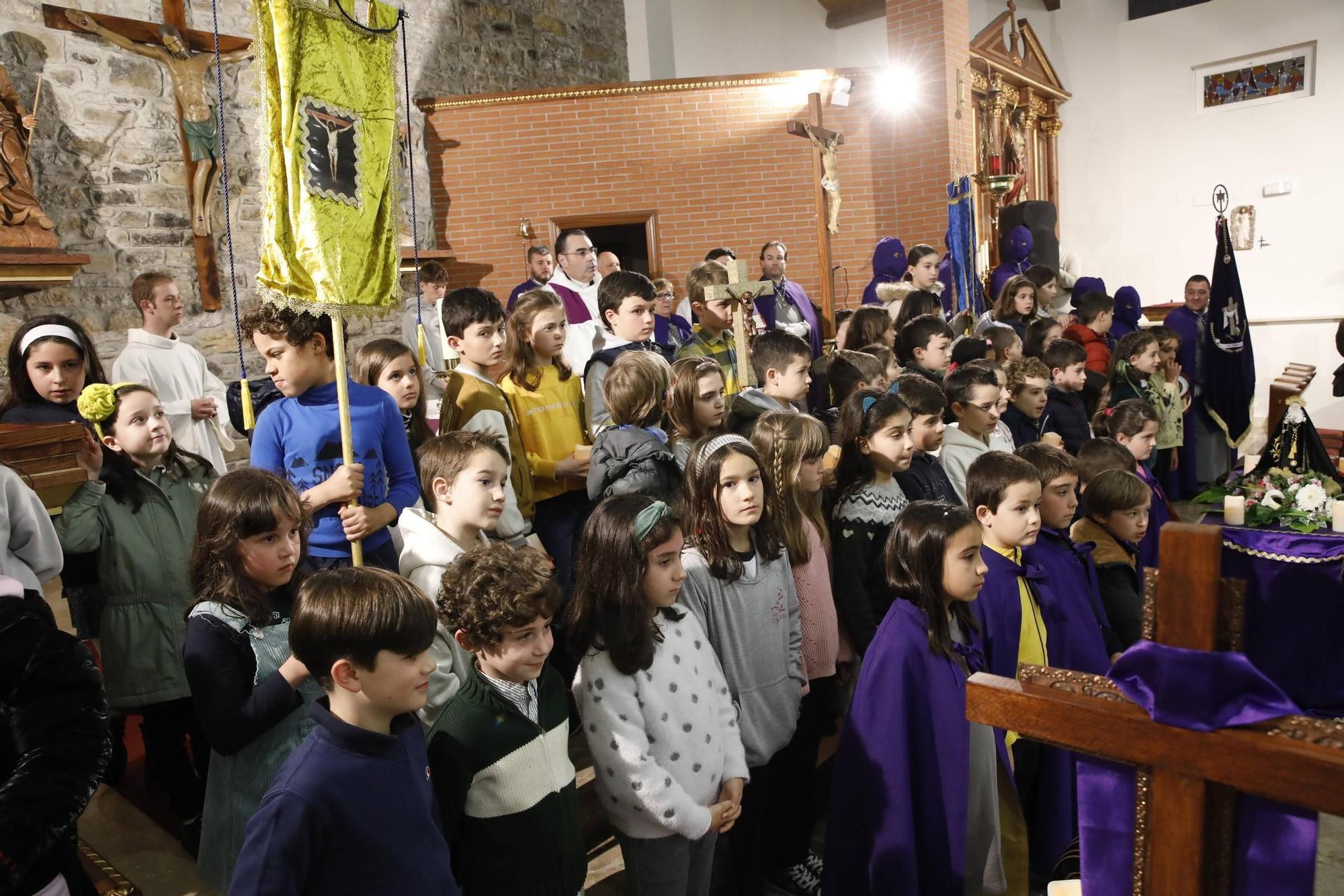 El vía crucis infantil en Viesques, en imágenes