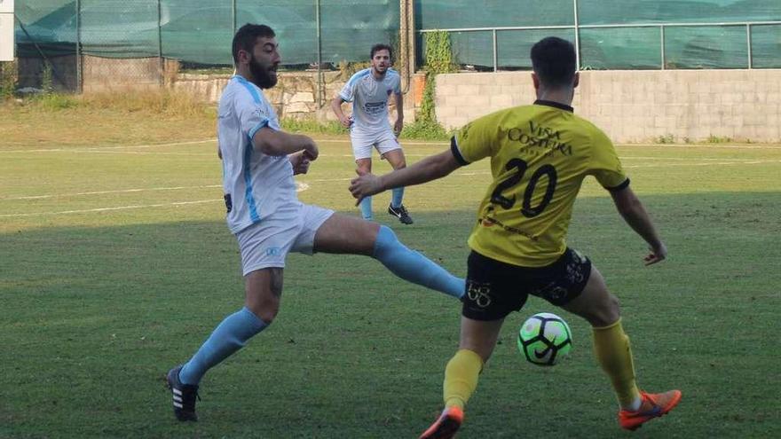 Aitor trata de cortar un pase en el partido contra el Ribeiro. // Yedra Seara