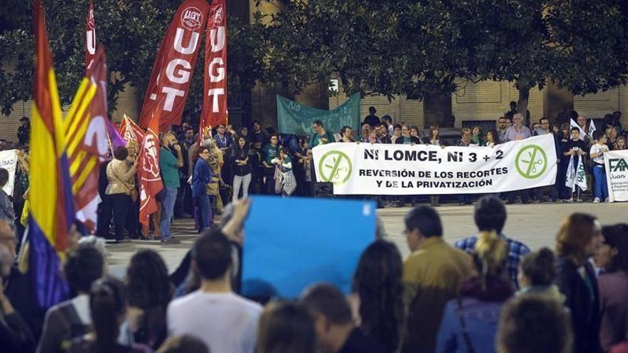 Una manifestación multitudinaria reclama derogar la Lomce y revertir recortes