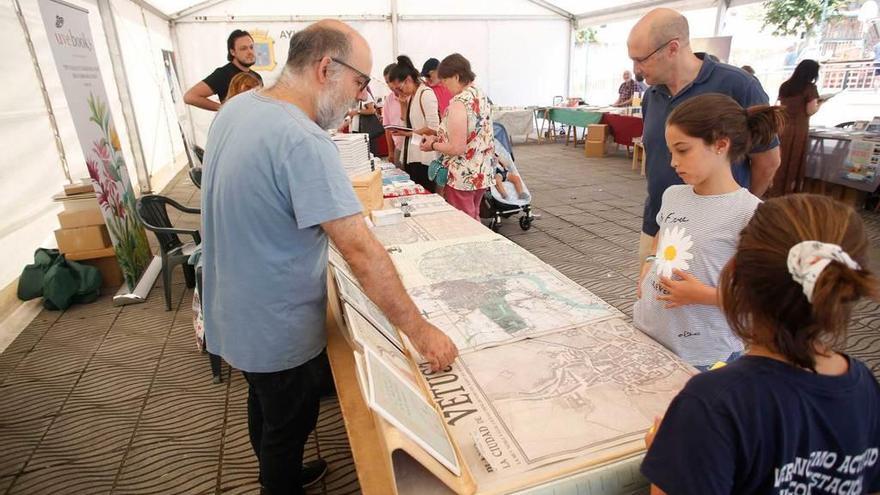 Uno de los puestos de la feria de libros del parque Zapardel.