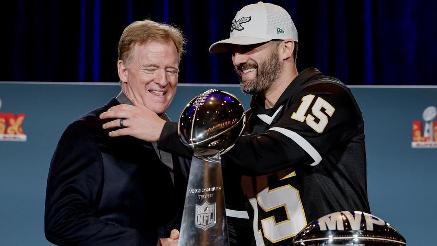 Nick Sirianni, entrenador de los Philadelphia Eagles junto con el comisionado de la NFL, Roger Goodell.