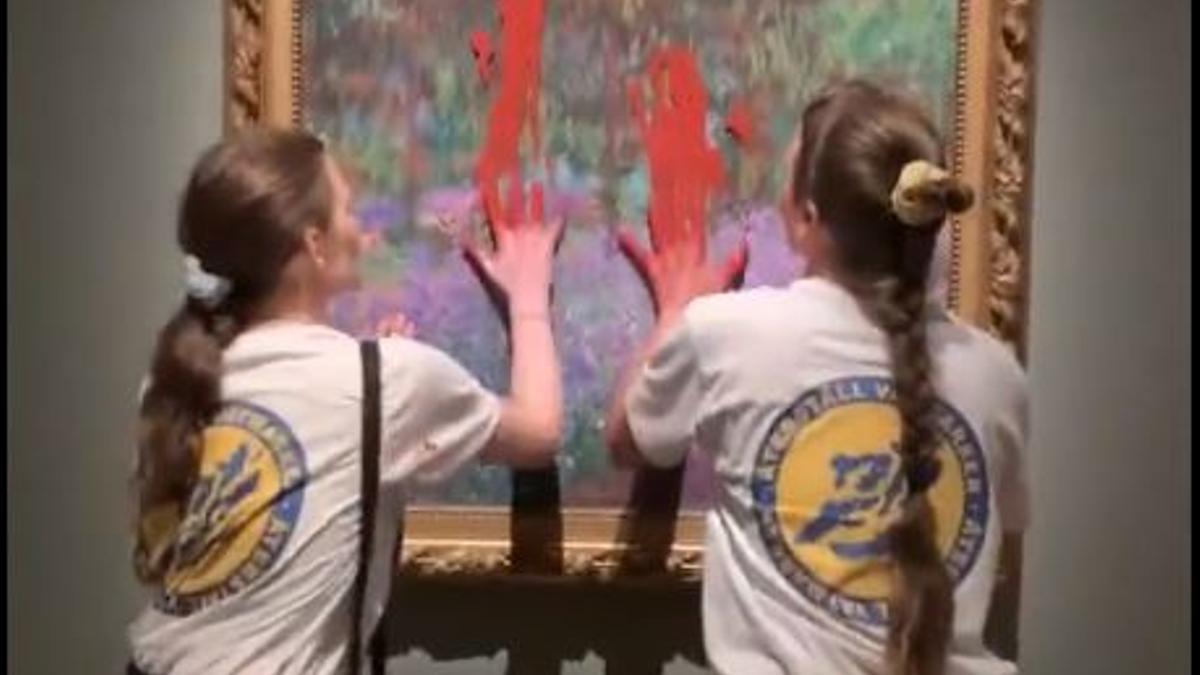 Momento en el que dos activistas manchan la pintura 'El jardín del artista en Giverny'.