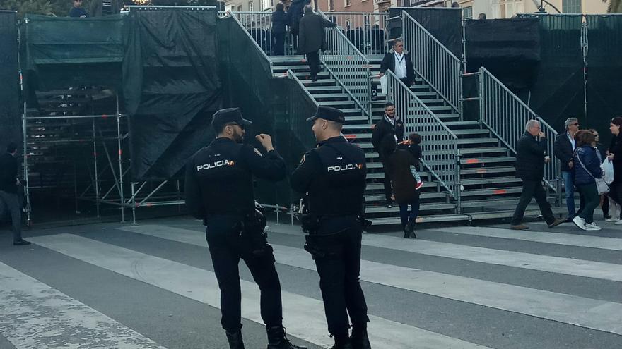 Imagen de archivo de agentes de la Policía Nacional frente a una tribuna de Semana Santa en Málaga.