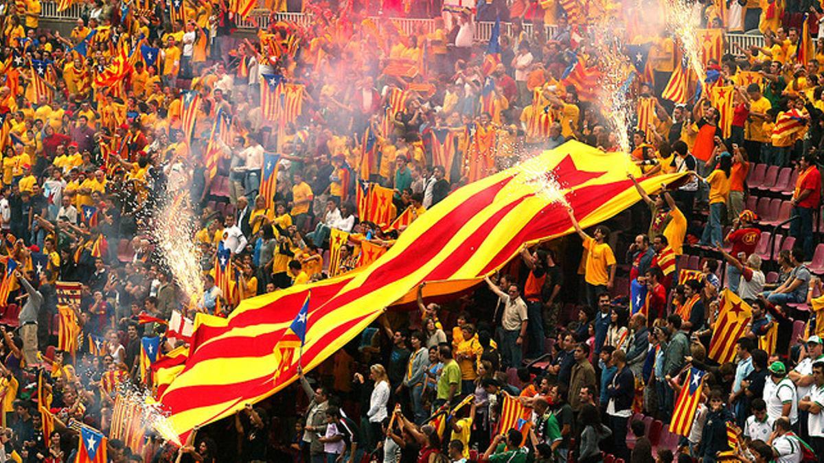 Una 'estelada' desplegada en el Camp Nou, durante un partido entre Catalunya y Euskadi