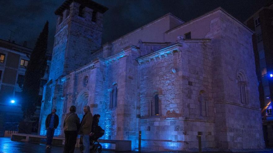 La iglesia de Santiago del Burgo de Zamora, iluminada de azul.