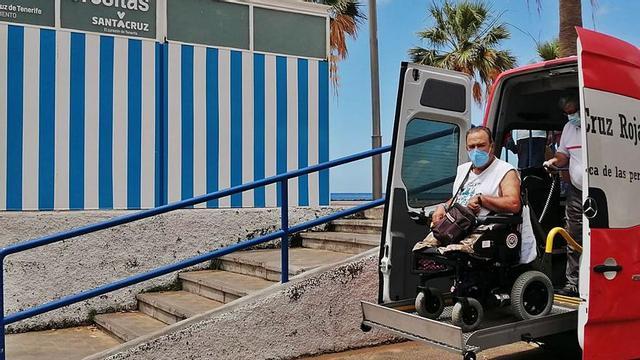 Cristóbal Hernández llega transportado por Cruz Roja a la playa de Las Teresitas.