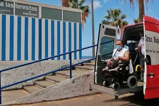 Cruz Roja traslada a Las Teresitas a personas con movilidad reducida durante tres meses