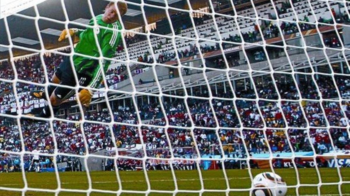 Neuer, portero de la selección alemana, en el partido de octavos del Mundial de Suráfrica ante Inglaterra.