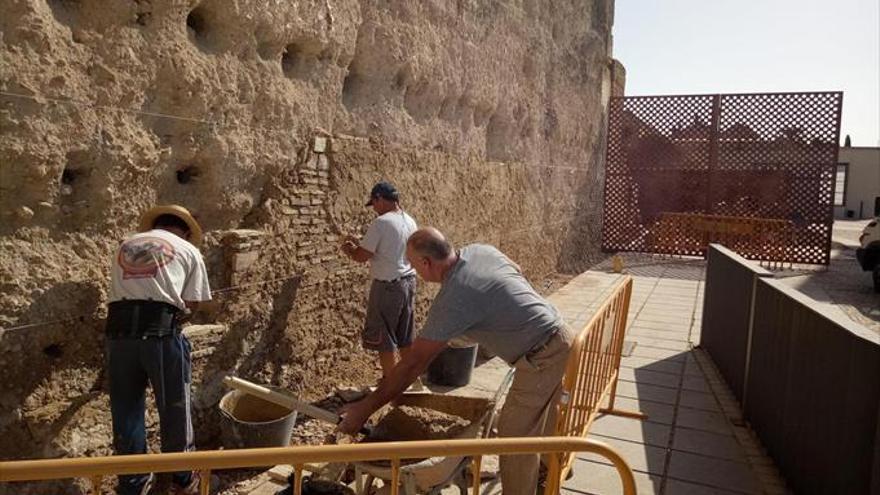 El Consistorio restaura dos nuevos tramos de la muralla almohade