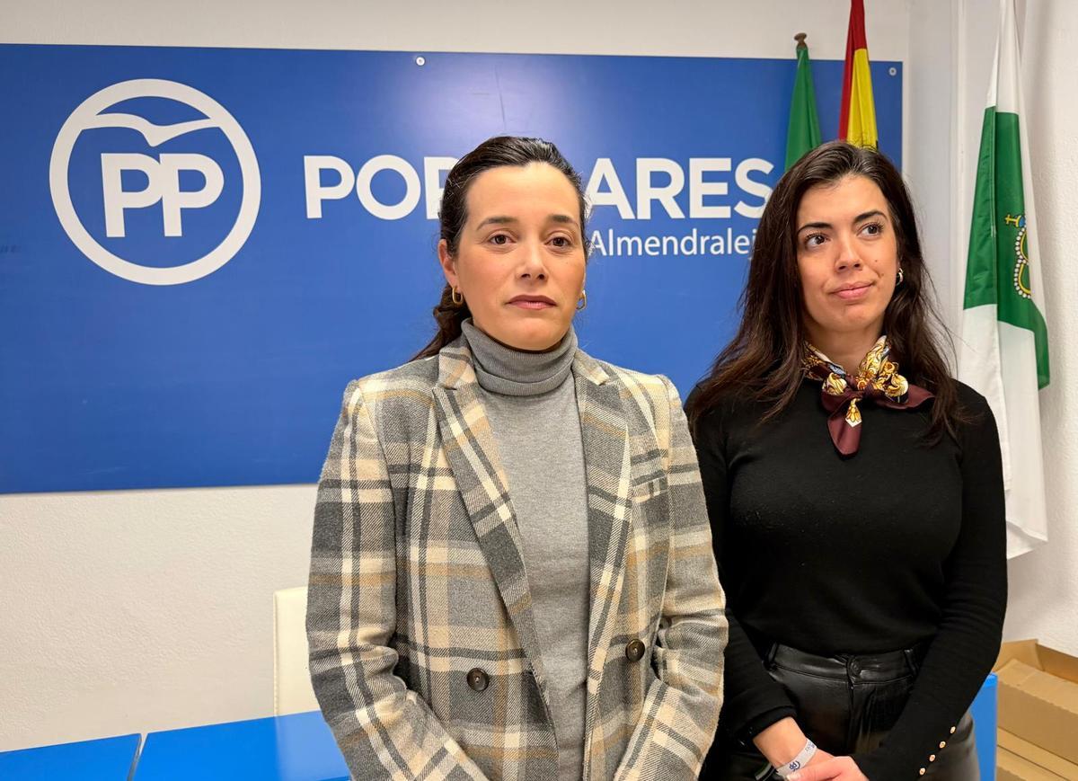 Las concejalas populares, Adora Gutiérrez e Isabel Cortés en la sala de prensa del PP.