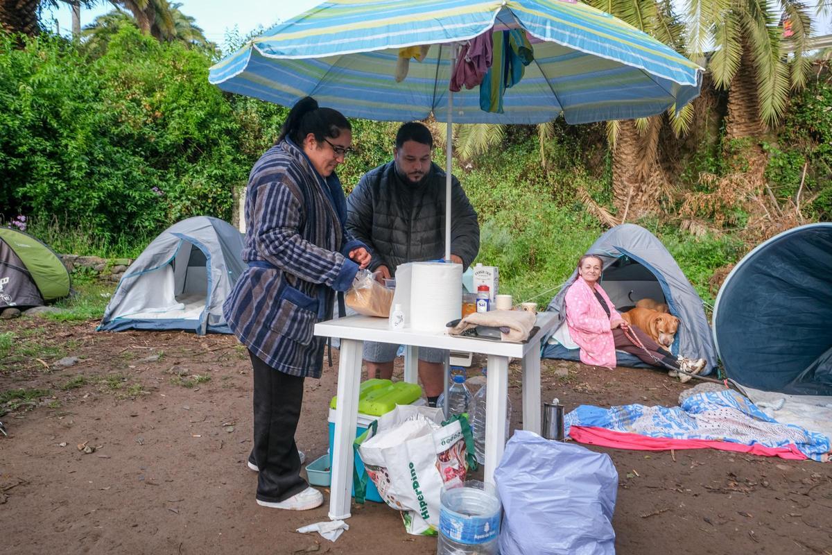 La familia Hernández Guedes recoge el desayuno tras acampar en el barranco de Guiniguada.