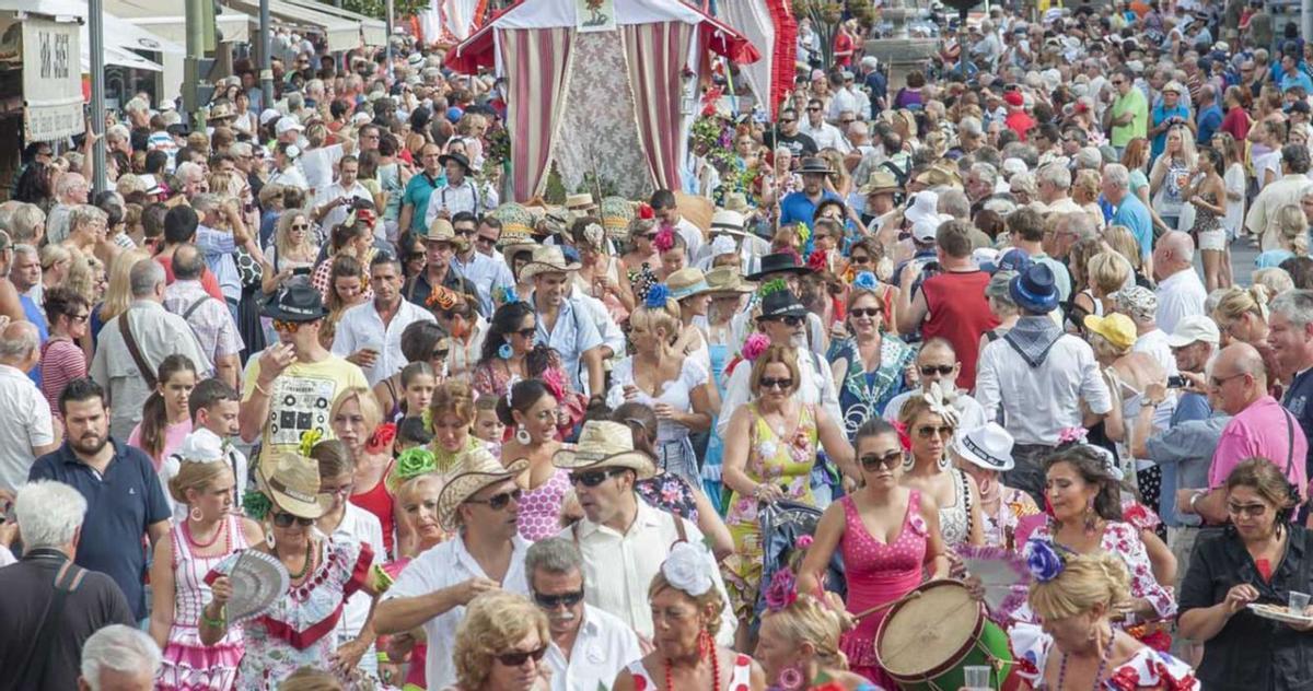 Torremolinos, sobre estas líneas, y Nerja o Vélez-Málaga, a la derecha, acogen tres de las romerías más multitudinarias de la provincia malagueña. | L. O.