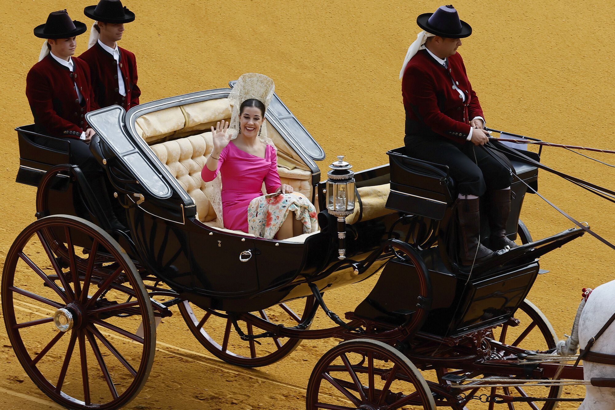 SEVILLA, 07/05/2025.- La deportista Carolina Marín Madrina de la XXXIX Exhibición de Enganches de Sevilla con la participación de un total de 94 carruajes de España, Portugal, Italia y Estados Unidos. EFE /José Manuel Vidal