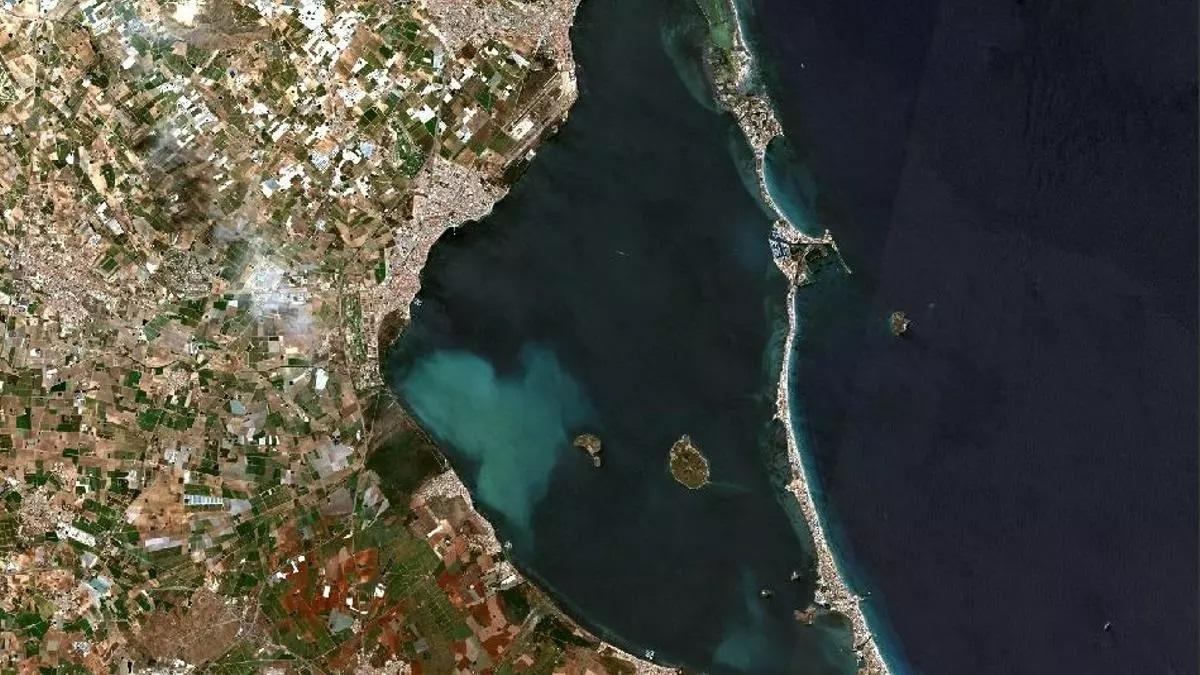 Imagen satelital del Mar Menor, donde se aprecia la mancha blanca.
