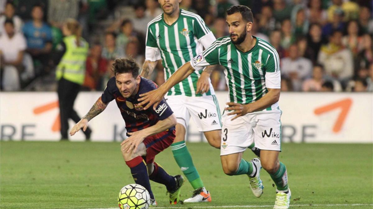 Martín Montoya, frente a Leo Messi en el último Betis - Barça