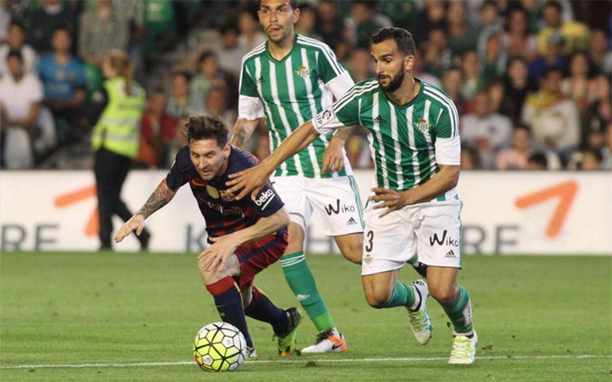Martín Montoya, frente a Leo Messi en el último Betis - Barça