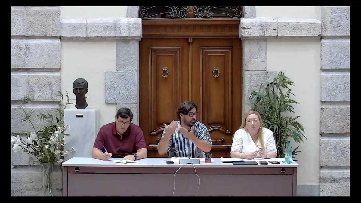 El alcalde de Llanes, en el centro, junto a dos funcionarios municipales, durante el pleno de este lunes.