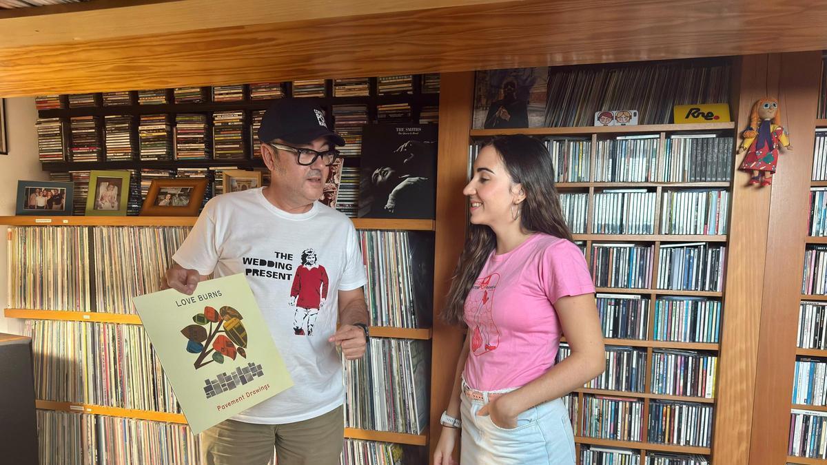 Agustín e Irene Fuentes, en la buhardilla de su casa en Alburquerque, con miles de discos y cds.