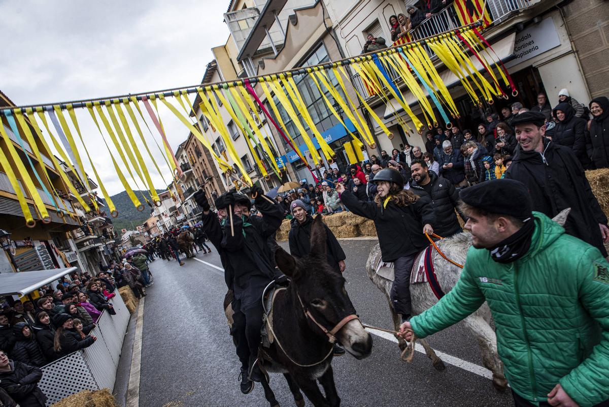 La cercavila de cavalleries i xarrets de Puig-reig s'ha celebrat amb normalitat tot i la pluja La cercavila de cavalleries i xarrets de Puig-reig s'ha celebrat amb normalitat tot i la pluja