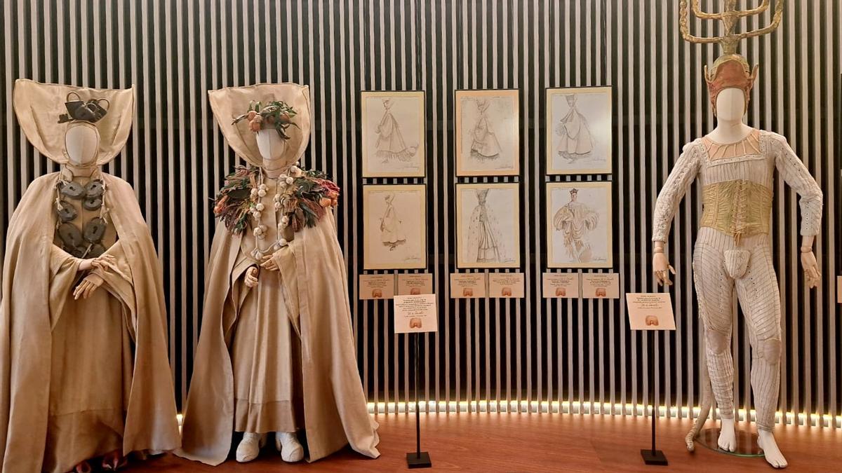 Vestuario original de 'Pelo de tormenta' expuesto en el Fernán Gómez Centro Cultural de la Villa
