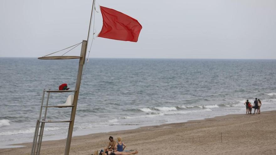Bandera roja en la playa de la Devesa del Saler