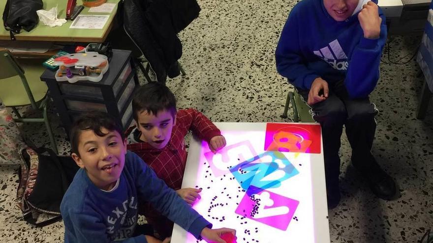 El colegio de Infiesto estrena una mesa sensorial de luz