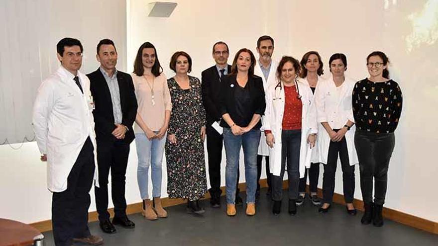 Pacientes y médicos durante la presentación del vídeo