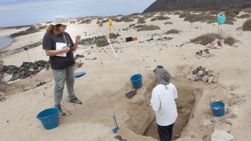 Las arqueólogas en la excavación del islote de Lobos. i GABRIEL FUSELLI