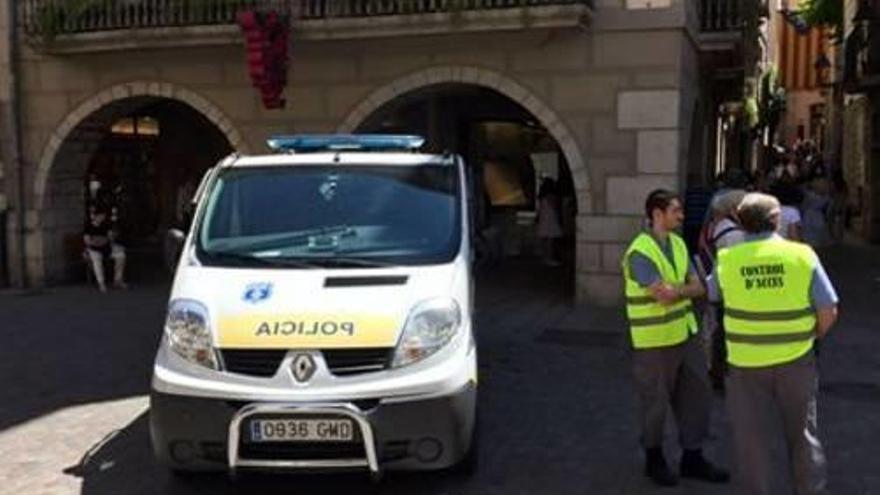 Els auxiliars, al costat d&#039;un vehicle de la Policia Municipal.