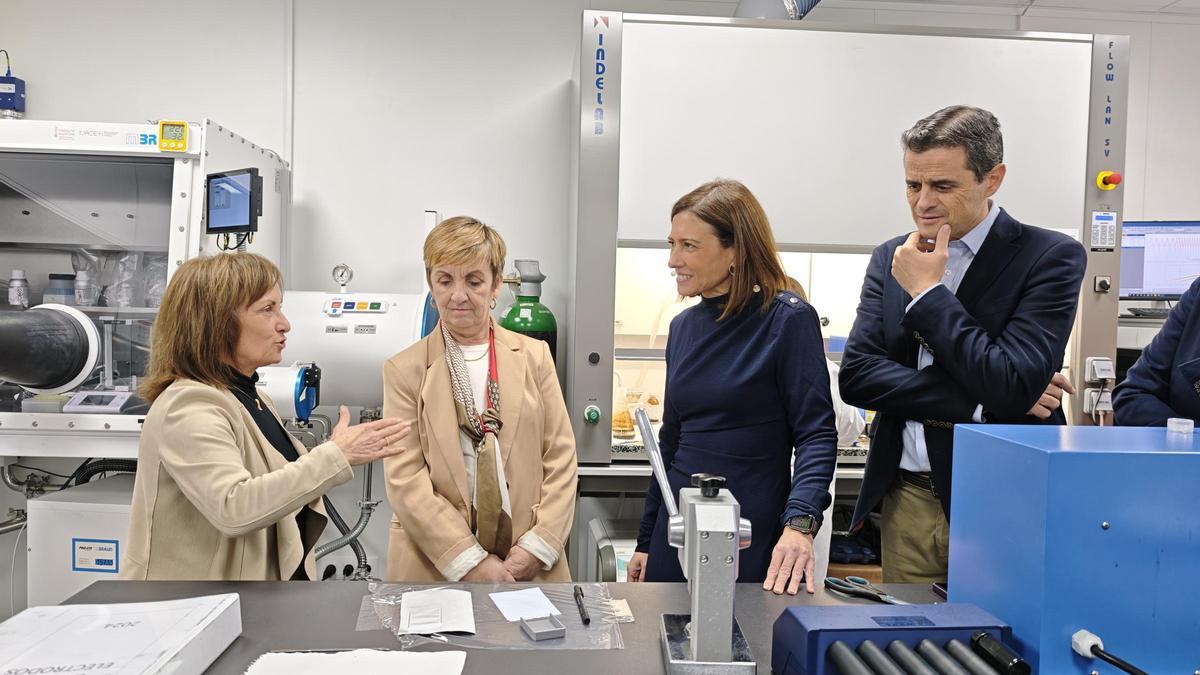 Visita de la consellera a uno de los laboratorios del ITC.