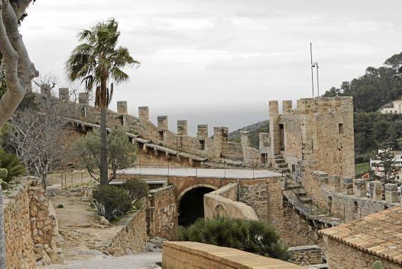 Zacken, Schießscharten, hohe Mauern: Ein Besuch in der Festung im Nordosten von Mallorca.