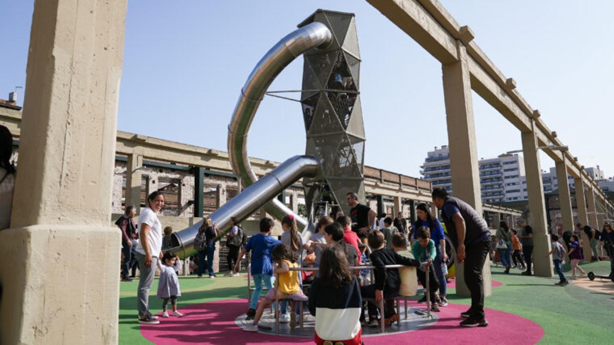 La torre de toboganes de la zona de juegos de Can Batlló