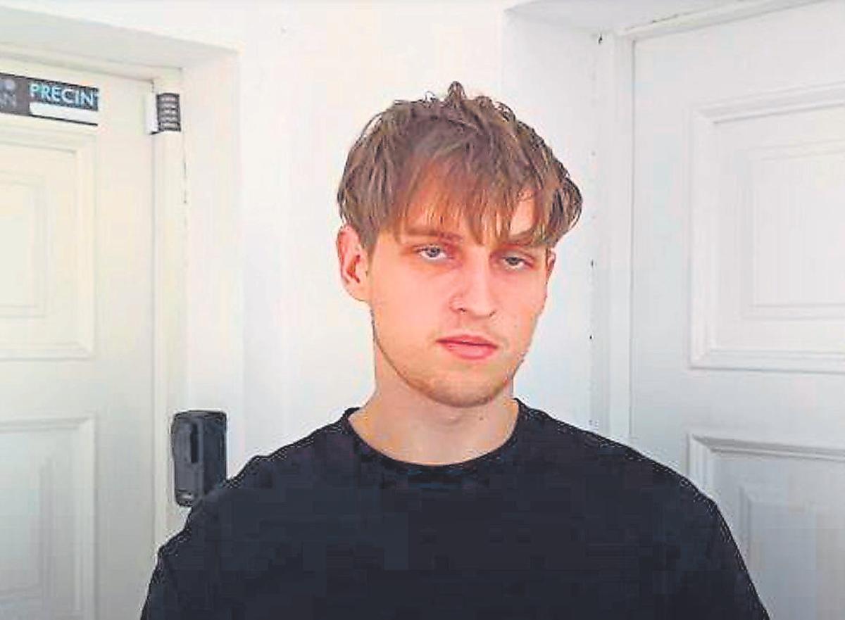 Danilo Schweiger, de 22 años, ante la vivienda donde ha sido realojado