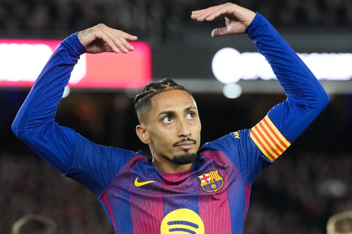 BARCELONA, 02/12/2025.- El centrocampista brasileño del FC Barcelona Raphinha celebra su gol durante el partido de la jornada 19 de LaLiga que FC Barcelona y Atlético de Madrid disputan hoy martes en el estadio Spotify Camp Nou de Barcelona. EFE/Enric Fontcuberta