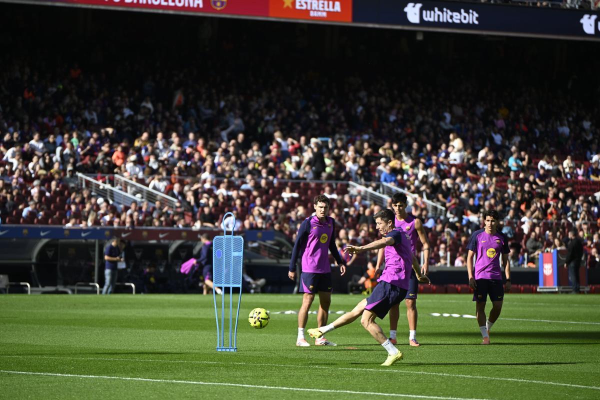 Barcelona. 07.11.2025.  Deportes.  Lewandowski chutando el balón  durante el entrenamiento de los jugadores del Barça en el Spotify Camp Nou en el primer test con asistencia de público en el estadio. Fotografía de Jordi Cotrina