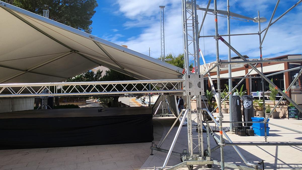 Die Bühne steht in unmittelbarer Nähe des Vivo Beach.