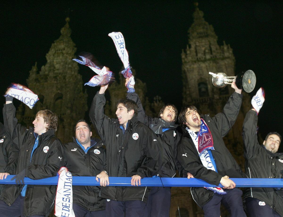 Los jugadores del Lobelle con la Copa de España de fútbol sala conquistada en 2006 en Zaragoza