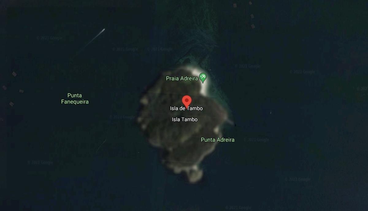 Imagen de Google Maps con la isla de Tambo difuminada.