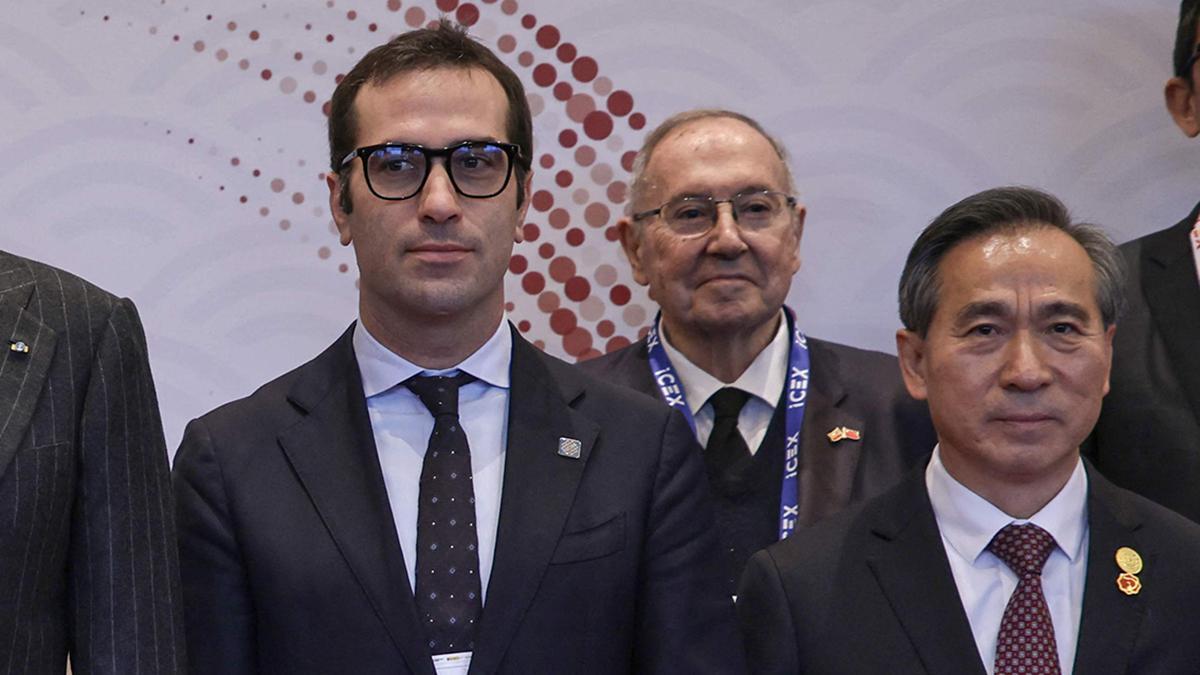 El ministro Carlos Cuerpo habla en chino durante su visita al país asiático