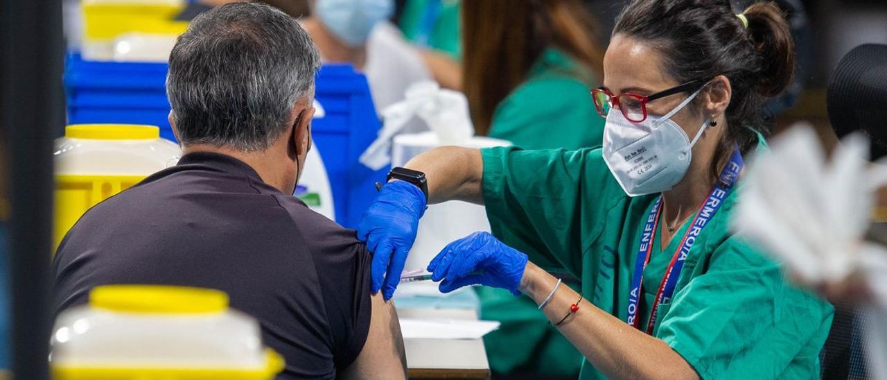 El 80,4% de la población diana de Canarias ya está inmunizada