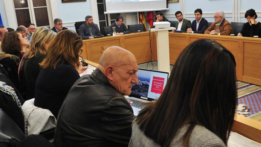 Un momento al inicio del pleno de Crevillent, ayer, en el que se aprobaron los presupuestos.