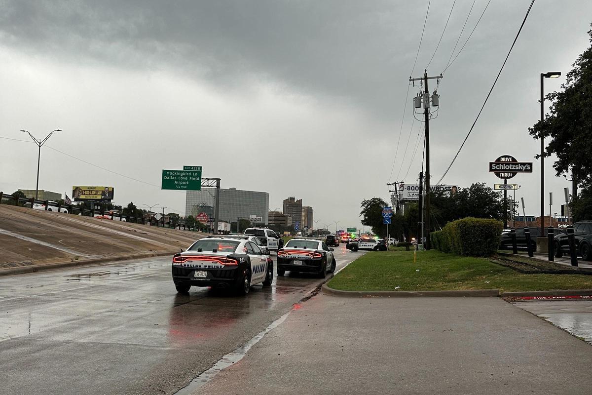 Coches de la policía junto al lugar del tiroteo, en Dallas (EEUU).