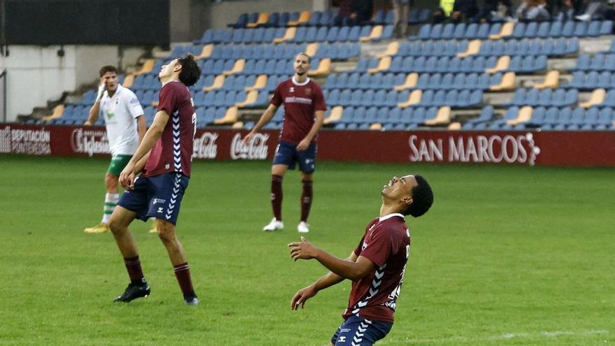 Jugadores lamentando una ocasión fallada en el único partido en el que no marcaron en Pasarón. |  // G. SANTOS