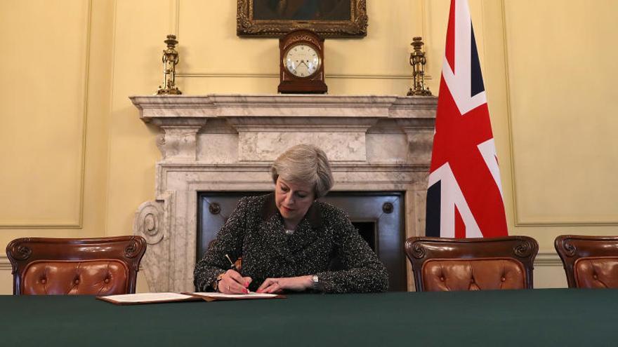 May firma la desconexión con la Unión Europea.