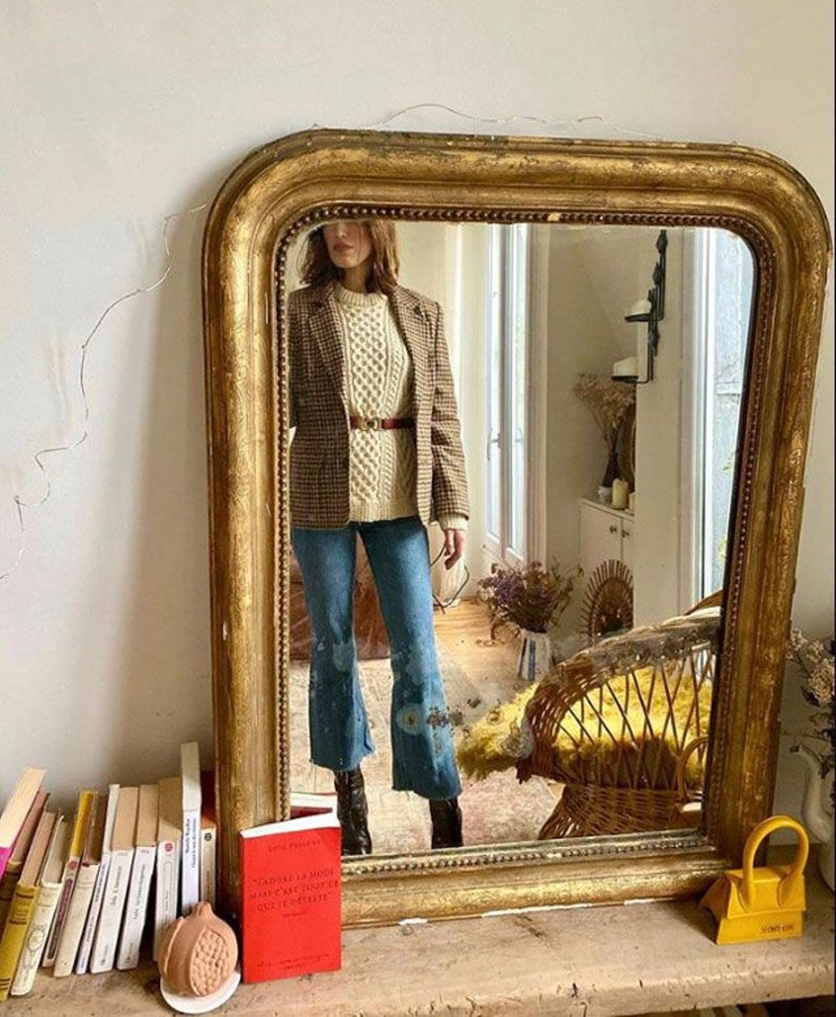 Jeanne Damas coloca un cinturón sobre el jersey (@jeannedamas)