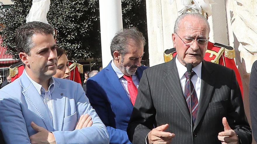 Francisco Javier Lara, detrás del alcalde, en el acto por el Día de Andalucía.