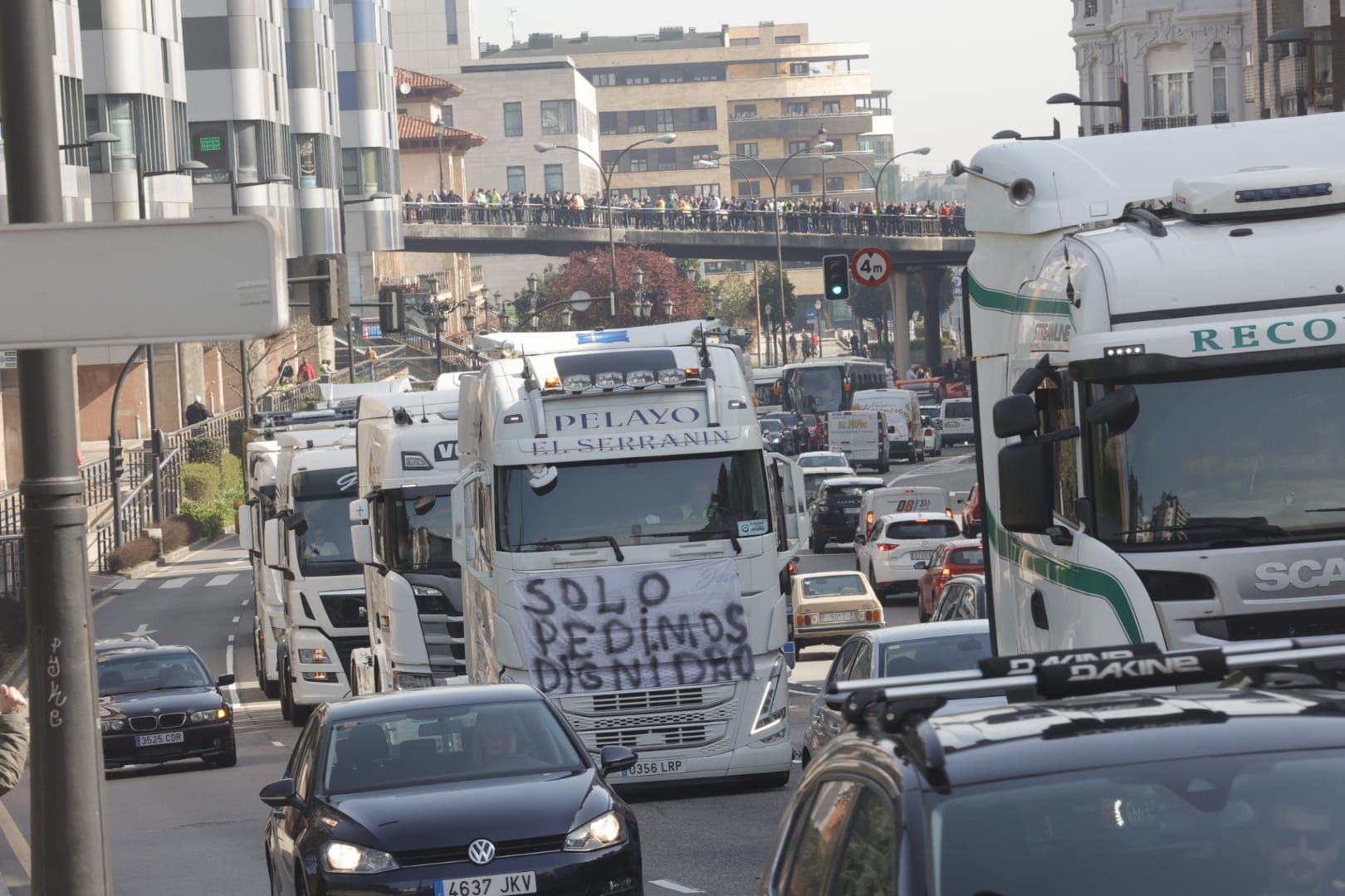 EN IMÁGENES: Los transportistas inundan las calles de Oviedo de camiones para visibilizar su protesta