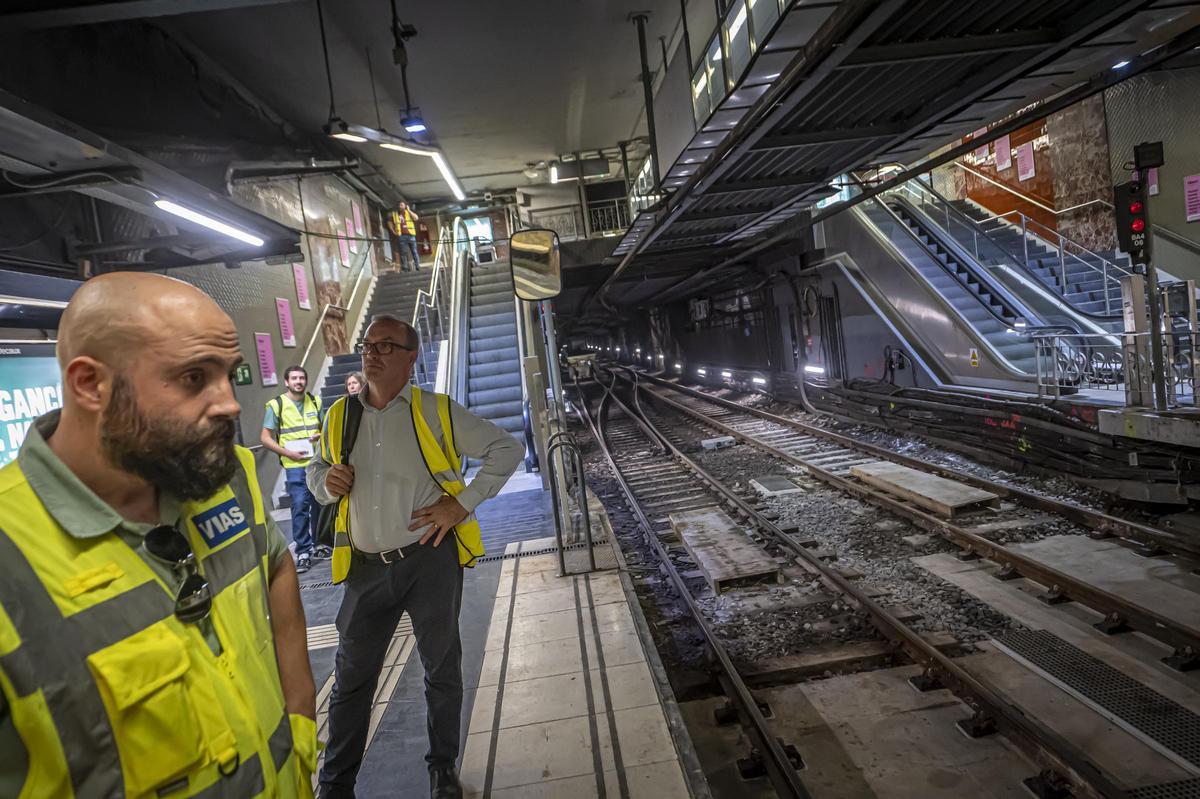 Obras de restauración de vías en la L4, en julio de 2023, en la estación de la Barceloneta