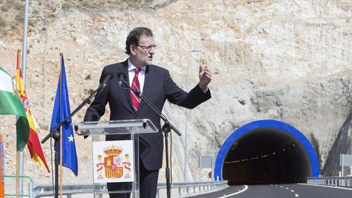 El presidente del Gobierno, Mariano Rajoy, durante la inauguración de un tramo de la A-7 este miércoles en Granada.