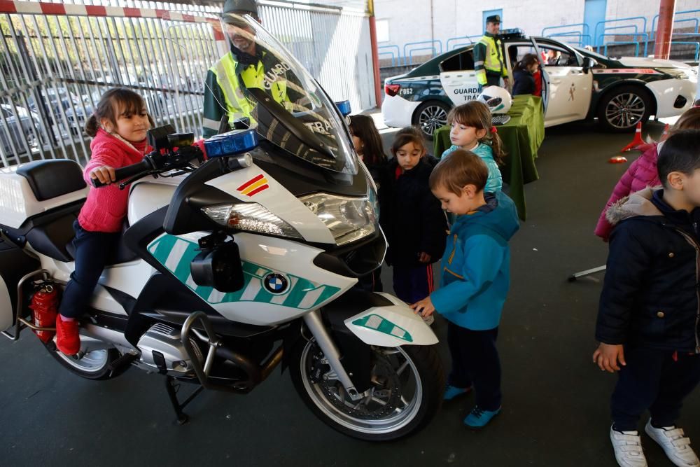 Exhibición de la Guardia Civil en el colegio Santa Olaya